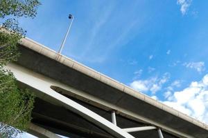 ponte sobre o rio llobregat, obras de engenharia para a passagem de carros, caminhões e ônibus. foto