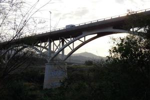 ponte sobre o rio llobregat, obras de engenharia para a passagem de carros, caminhões e ônibus. foto