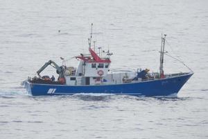 navio de pesca que retorna da pesca no mar mediterrâneo. foto