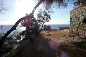 caminho de ronda, uma estrada paralela à costa brava catalã, localizada no mar mediterrâneo, no norte da catalunha, espanha. foto