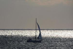 veleiro navegando no mar mediterrâneo, águas calmas foto