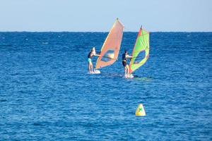 praticando windsurf no mar mediterrâneo, mar calmo foto