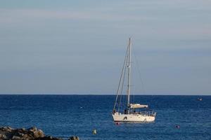 veleiro navegando no mar mediterrâneo, águas calmas foto