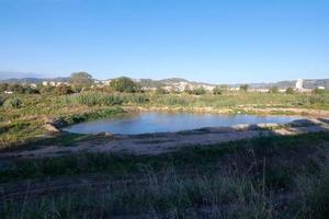 rio llobregat e estradas adjacentes na região de baix llobregat muito perto da cidade de barcelona. foto