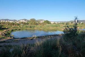 rio llobregat e estradas adjacentes na região de baix llobregat muito perto da cidade de barcelona. foto