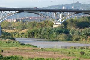 rio llobregat e estradas adjacentes na região de baix llobregat muito perto da cidade de barcelona. foto