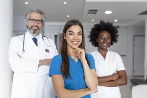 profissionais médicos juntos. conceito de proteção à saúde. equipe bem sucedida de médicos está olhando para a câmera e sorrindo em pé no hospital foto