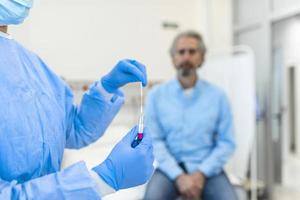 assistência médica segurando covid-19, kit de coleta de swab de coronavírus, usando luvas de máscara de traje de proteção, tubo de ensaio para coleta de amostra de paciente op np, processo de protocolo de teste de dna pcr foto