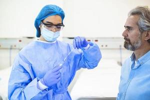 assistência médica segurando covid-19, kit de coleta de swab de coronavírus, usando luvas de máscara de traje de proteção, tubo de ensaio para coleta de amostra de paciente op np, processo de protocolo de teste de dna pcr foto