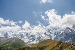 prados de fada nanga parbat céu azul nuvens bela paisagem vista para as montanhas foto