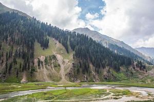 naran jhalkand parque nacional bela paisagem vista para as montanhas foto