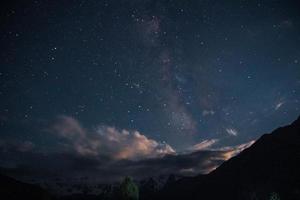 meia noite vista da via láctea prados de fada nanga parbat foto