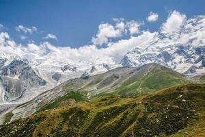 prados de fada nanga parbat bela paisagem vista para as montanhas foto