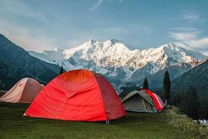 camping prados de fada nanga parbat ponto de vista bela paisagem vista para as montanhas foto