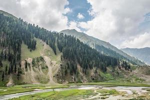 naran jhalkand parque nacional bela paisagem vista para as montanhas foto