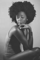 fotografia em preto e branco de uma modelo afro-americana sob iluminação neon foto
