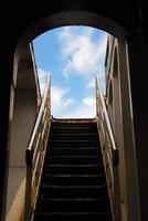 escadaria em um grande navio de cruzeiro foto