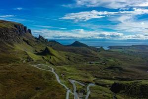 pôr do sol nas montanhas quiraing na ilha de skye, escócia, parentes unidos foto