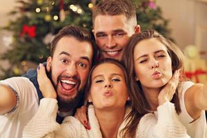 grupo de amigos tirando selfie durante o natal foto