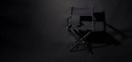 cadeira de diretor preto isolada em fundo preto. foto