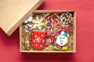 pacote de cuidados artesanais, caixa de presente sazonal com doces, pão de gengibre, decoração de natal cesta ecológica personalizada para família, amigos, menina para ação de graças, natal, mães, dia dos pais flat lay foto