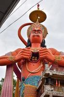 grande estátua do senhor hanuman perto da ponte do metrô de delhi situada perto de karol bagh, delhi, índia, senhor hanuman grande estátua tocando o céu foto