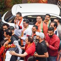 nova delhi, índia, 20 de novembro de 2022 - apoiadores do partido bharatiya janata bjp durante uma manifestação em apoio ao candidato do bjp pankaj luthara para arquivar documentos de nomeação antes das eleições locais do mcd 2022 foto