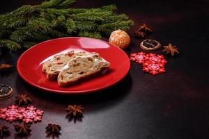 saboroso stollen de natal com maçapão, frutas secas e nozes foto