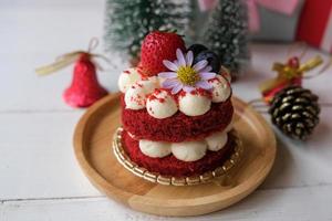 bolo festivo de veludo vermelho com acessórios para eventos de natal e ano novo. foto