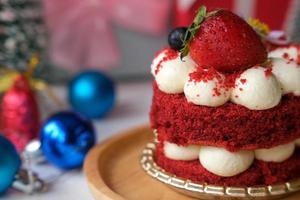 bolo festivo de veludo vermelho com acessórios para eventos de natal e ano novo. foto
