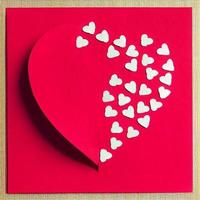 coração de papel cortado - cartão de amor de dia dos namorados vermelho aberto foto