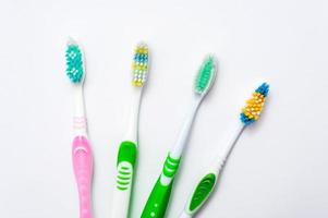 várias escovas de dentes em um fundo branco foto
