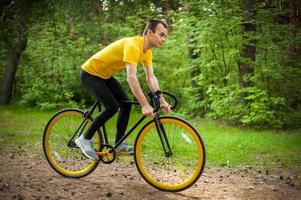 retrato de um jovem andando de bicicleta. foto