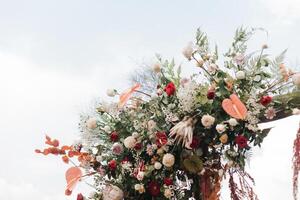 lindos buquês e combinações de flores para decoração e eventos especiais como casamento e recepção. foto