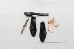 apresentação detalhada de um relógio de homem, um par de sapatos de homem, gravatas e um cinto, bom para material de marketing. foto