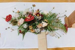 um lindo buquê de flores tiradas da vista superior dispostas sobre a mesa, para jantar romântico ou recepção de casamento. foto