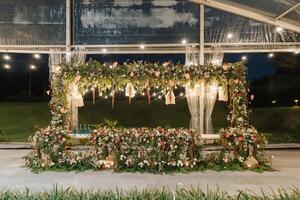 palco de recepção de casamento para marido e mulher no centro, bela decoração e combinação de flores. foto