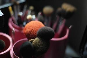 lindo conjunto de pincel de maquiagem usado pelo maquiador. foto