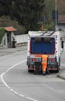 caminhão de lixo veículo de coleta de resíduos em turim foto