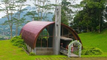 uma bela igreja com um design de meio tubo foto