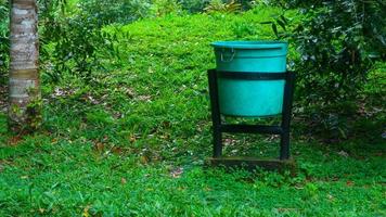 lata de lixo verde em ponto turístico foto