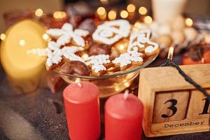 close-up vista de deliciosos biscoitos de natal que estão sobre a mesa foto