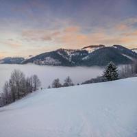 paisagem de inverno nas montanhas foto