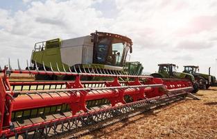 grandes colheitadeiras estacionadas no campo agrícola no verão foto