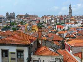 vista de alto ângulo do porto oldtown, telhados de cor vermelha e laranja e coloridas casas antigas, vista de cima. paisagem da cidade do patrimônio mundial, porto portugal foto