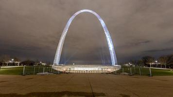 vista do arco do gateway em st. louis do parque gateway à noite foto