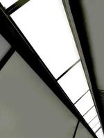 vista em perspectiva da luz de teto no prédio de escritórios foto