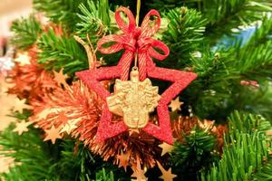 enfeites de estrela de natal closeup e enfeites de natal decorados em fundo de pinheiro. foto