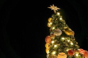 procure a vista da árvore de natal e decore com iluminação led isolada em fundo preto. foto