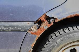 carro velho enferrujado danificado pela corrosão foto